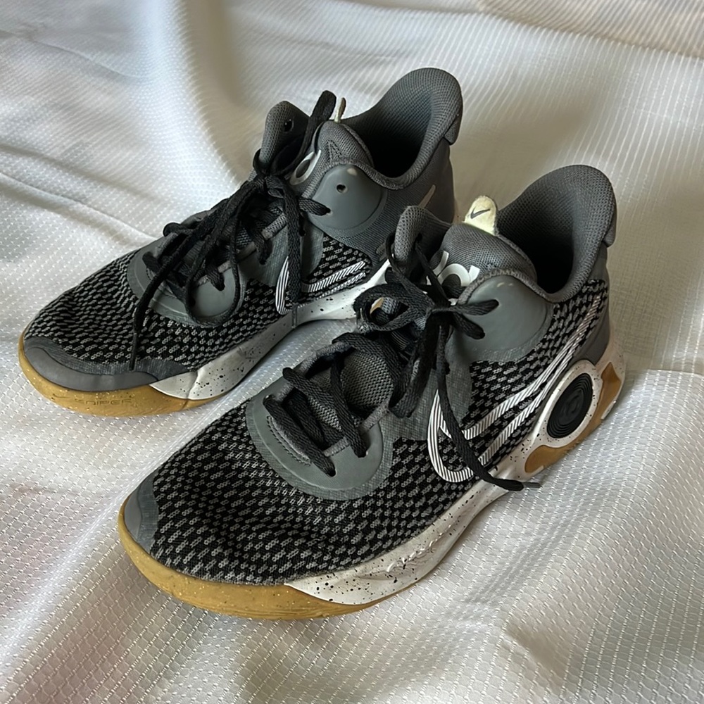 Kyrie Trey 5 1 X basketball shoes cushioned and comfortable on the court.